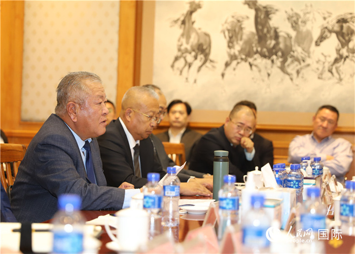2.2023年10月30日，張義波（左一）會長匯報(bào)商會工作情況。人民網(wǎng)記者 霍文攝