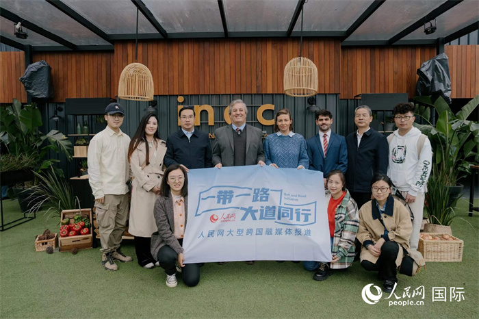 在烏拉圭第118屆普拉多牧農(nóng)業(yè)國際博覽會上，烏拉圭國家肉類協(xié)會主席與人民網(wǎng)記者合影。人民網(wǎng)記者 張若涵攝