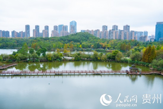 秋日時節(jié)，觀山湖公園景色美不勝收。人民網 陽茜攝