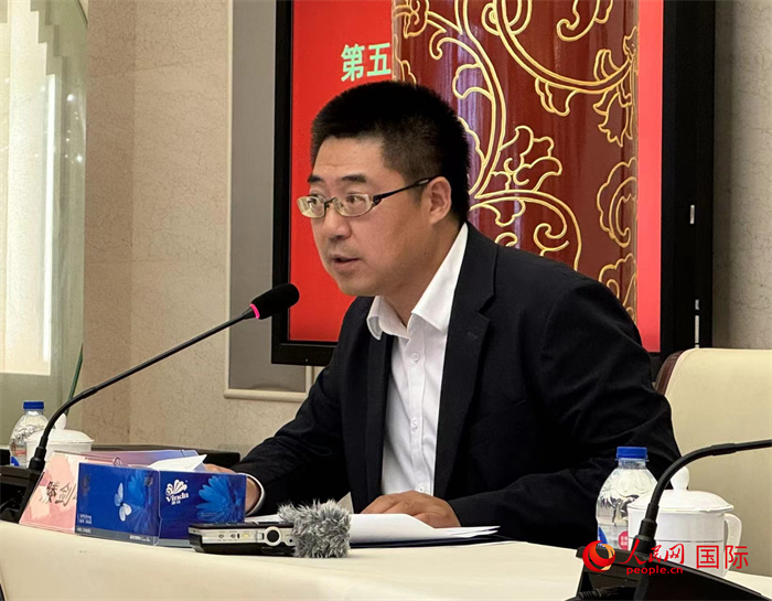 10月31日，歐美同學(xué)會副秘書長滕劍峰在第五屆中法文化論壇媒體吹風(fēng)會上講話。（人民網(wǎng) 謝瑩攝）