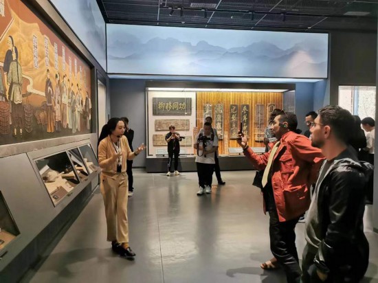  2023“一帶一路”媒體合作論壇聯(lián)合采訪團參觀中國藥都中醫(yī)藥博物館。（本報記者 黃超攝）