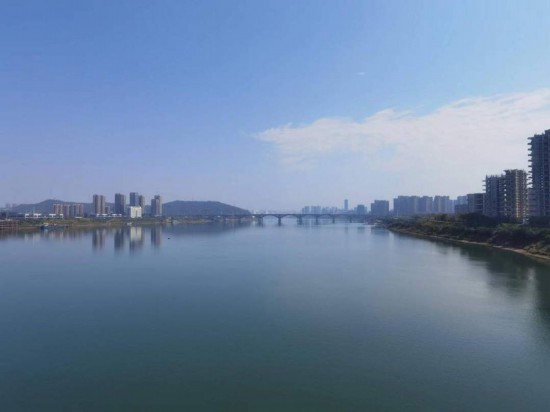 　　10月24日，在清水塘大橋景觀通道上拍攝的湘江景色。本報記者 常雯宜攝