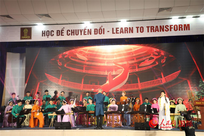越南新活力民族樂(lè)團(tuán)的藝術(shù)家在進(jìn)行演奏。人民網(wǎng)記者楊曄攝