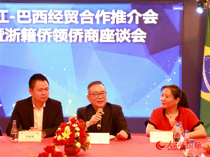 浙江海外聯(lián)誼會(huì)常務(wù)副會(huì)長徐旭（中）和與會(huì)僑領(lǐng)僑商座談。人民網(wǎng)記者 陳海琪攝