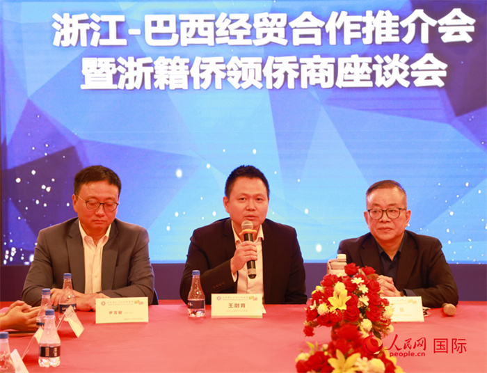 中國駐里約代總領(lǐng)事王尉育（中）在活動(dòng)中致辭。人民網(wǎng)記者 陳海琪攝