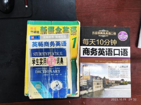   胡振興學(xué)習(xí)英語(yǔ)所用的資料。（圖片由受訪者提供）