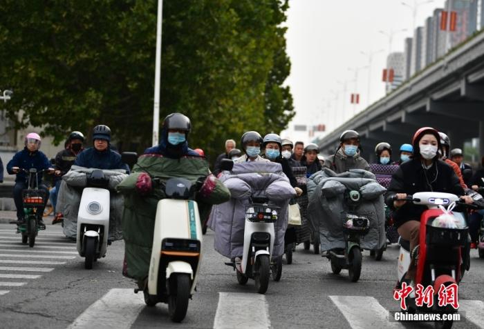 11月3日，河北石家莊迎降溫天氣，市民“捂”裝出行。 <a target='_blank' href='/'><p  align=