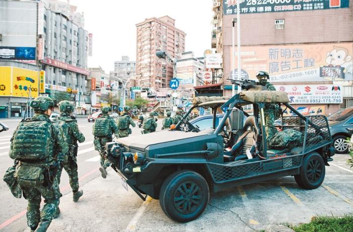 圖為2021年臺陸軍特種作戰(zhàn)指揮部在演習(xí)。圖片來源：臺灣《中國時(shí)報(bào)》。