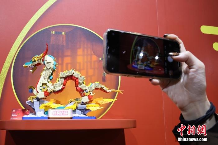 第六屆中國國際進(jìn)口博覽會舉行，消費(fèi)品展區(qū)展出以生肖龍為題材的中國元素產(chǎn)品。<a target='_blank' href='/'><p  align=