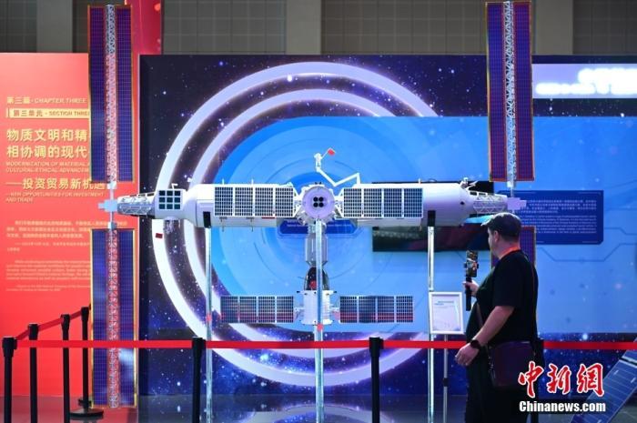 11月5日，觀眾在進(jìn)博會中國館參觀拍攝中國空間站模型。<a target='_blank' href='/'><p  align=