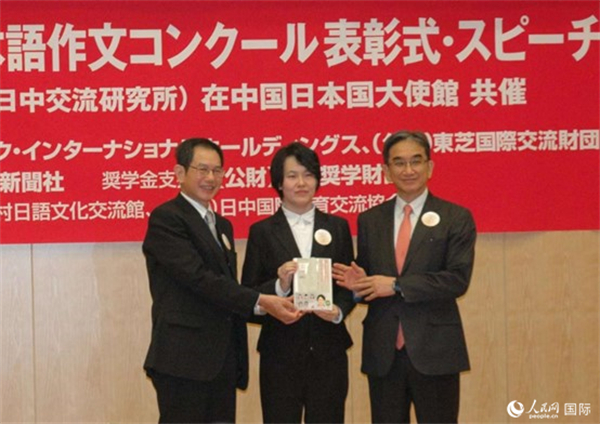 日本駐華大使垂秀夫（右一）、日本僑報社總編輯段躍中（左一）和趙志琳同學合影留念。人民網(wǎng)記者 陳建軍攝