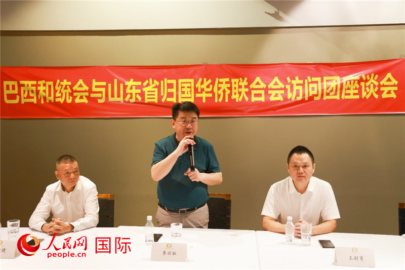 中國(guó)僑聯(lián)副主席、山東省僑聯(lián)主席李興鈺（中）在座談會(huì)上致辭。人民網(wǎng)記者 陳海琪攝