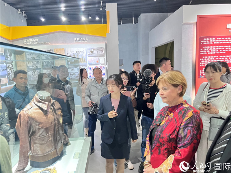 飛虎隊(duì)指揮官陳納德將軍外孫女嘉蘭惠（右）在參觀昆明市博物館展示的文物。人民網(wǎng) 趙瞳攝