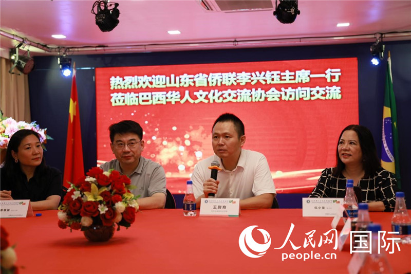 中國駐里約熱內(nèi)盧副總領(lǐng)事王尉育（右二）發(fā)表致辭。人民網(wǎng)記者宋亦然攝