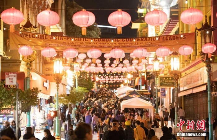 當(dāng)?shù)貢r(shí)間11月10日，美國舊金山唐人街夜市人頭攢動(dòng)。亞太經(jīng)合組織(APEC)第三十次領(lǐng)導(dǎo)人非正式會(huì)議將在舊金山舉行，當(dāng)?shù)靥迫私钟?jì)劃舉辦包括夜市在內(nèi)的多場活動(dòng)，以吸引與會(huì)者、游客和市民的光顧。<a target='_blank' href='/'><p  align=