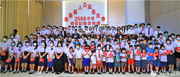 圖為出席嘉賓和現(xiàn)場(chǎng)獲獎(jiǎng)學(xué)生合影留念。人民網(wǎng)記者 白元琪攝
