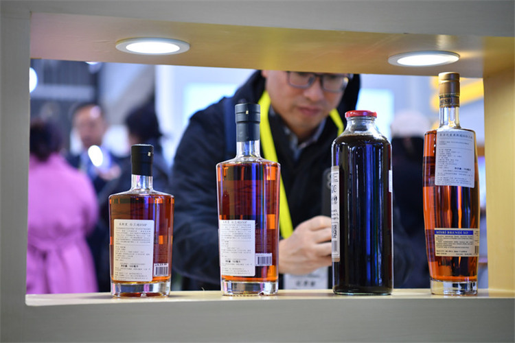 11月16日，觀眾在第七屆絲博會上參觀阿塞拜疆展位上的酒水產(chǎn)品。新華社記者 邵瑞 攝