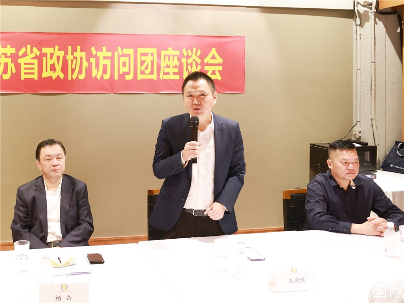 中國(guó)駐里約總領(lǐng)館副總領(lǐng)事王尉育（中）在座談會(huì)上致辭。人民網(wǎng)記者 陳海琪攝