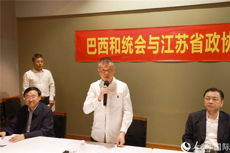 巴西和統(tǒng)會(huì)會(huì)長(zhǎng)王俊曉（中）在座談會(huì)上致辭。人民網(wǎng)記者 陳海琪攝