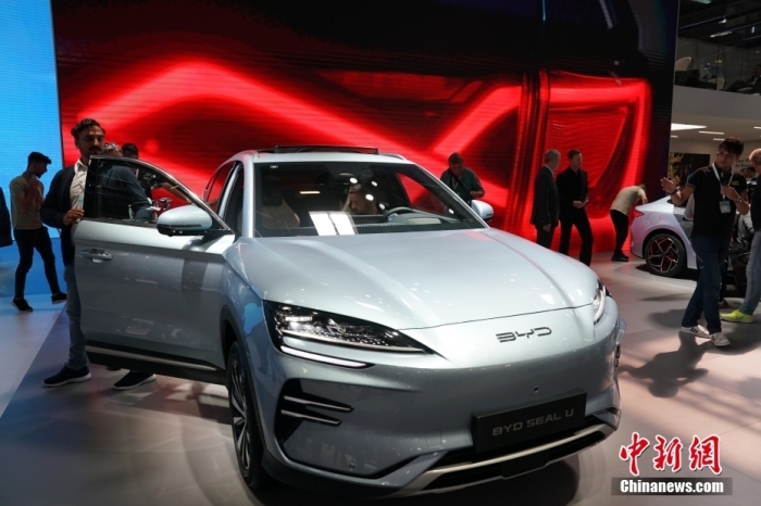 2023年德國(guó)國(guó)際汽車(chē)及智慧出行博覽會(huì)(IAA mobility)(亦簡(jiǎn)稱(chēng)慕尼黑國(guó)際車(chē)展)將于9月5日正式開(kāi)幕。在9月4日舉行的媒體日，記者看到諸品牌紛紛攜“拳頭”產(chǎn)品亮相。圖為當(dāng)日比亞迪SEAL U在歐洲首秀。<a target='_blank' href='/'><p  align=