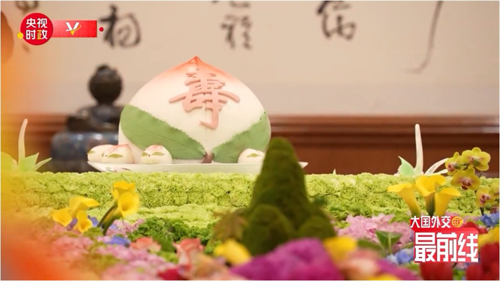 圖為今年7月基辛格訪華時午宴上的壽桃。來源：央視新聞截圖