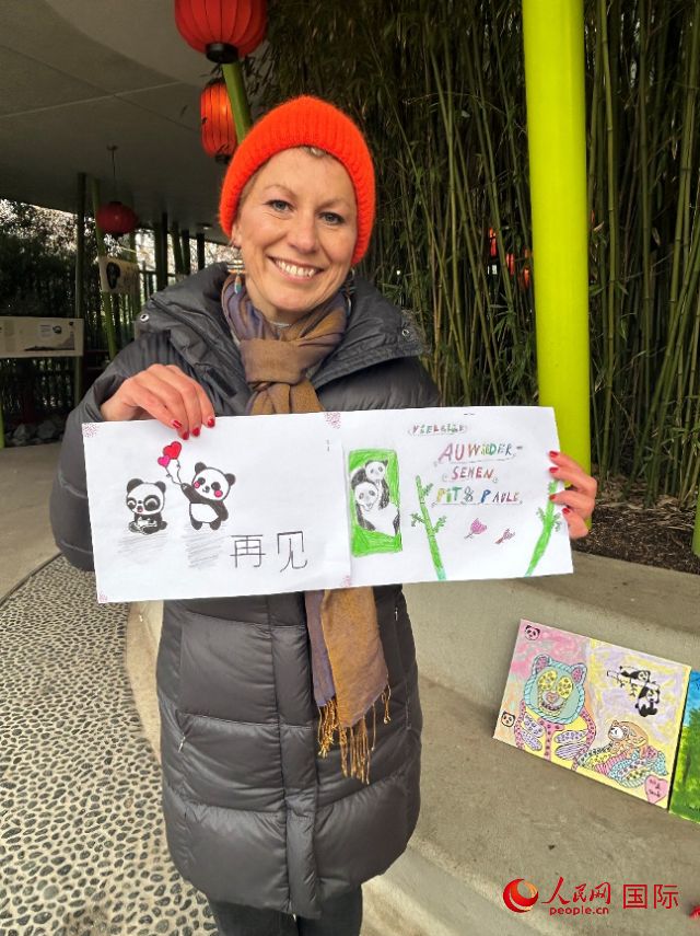 桑德拉和德國(guó)小朋友們的作品。右圖寫(xiě)著“祝福好運(yùn)，再見(jiàn) Pit和Paule（“夢(mèng)想”“夢(mèng)圓”的德語(yǔ)名字）”。人民網(wǎng)記者 徐馨攝
