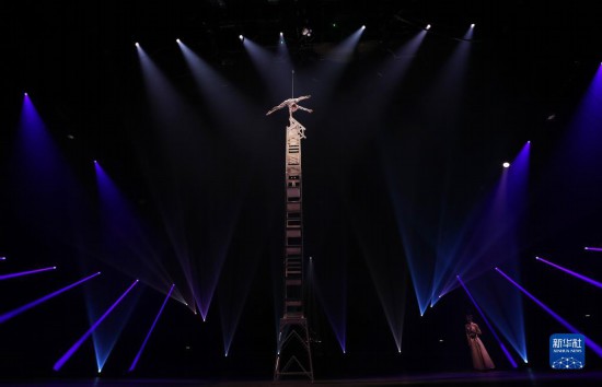 12月8日，演員在法國巴黎舉行的中國雜技“奇妙之夜”演出上表演《高椅》。新華社記者 高靜 攝