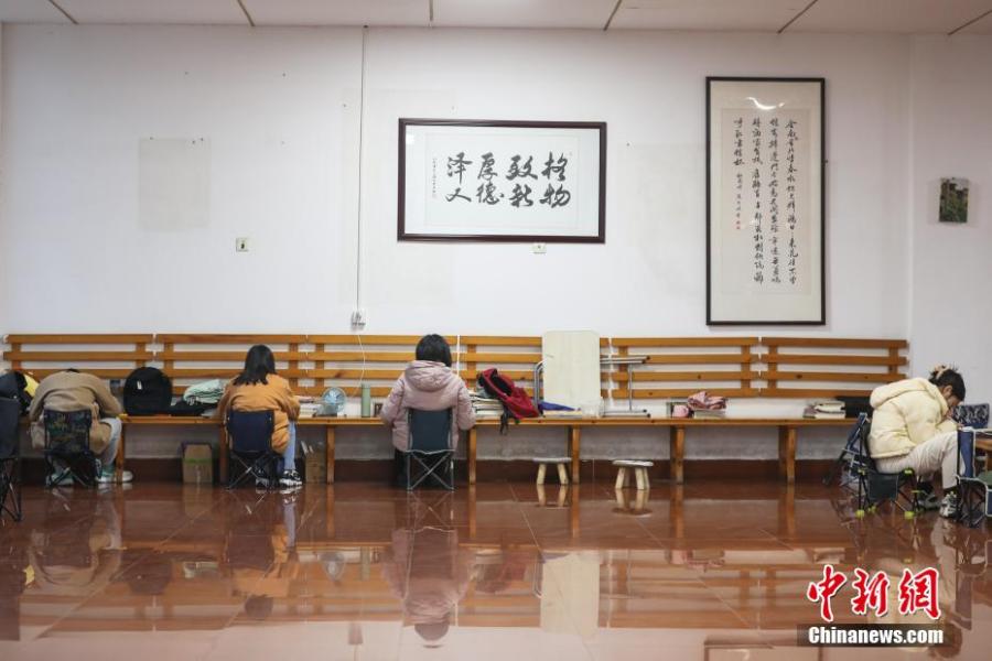 資料圖：幾位考研學生在南昌大學教學樓的公共空間復習備考。劉力鑫 攝