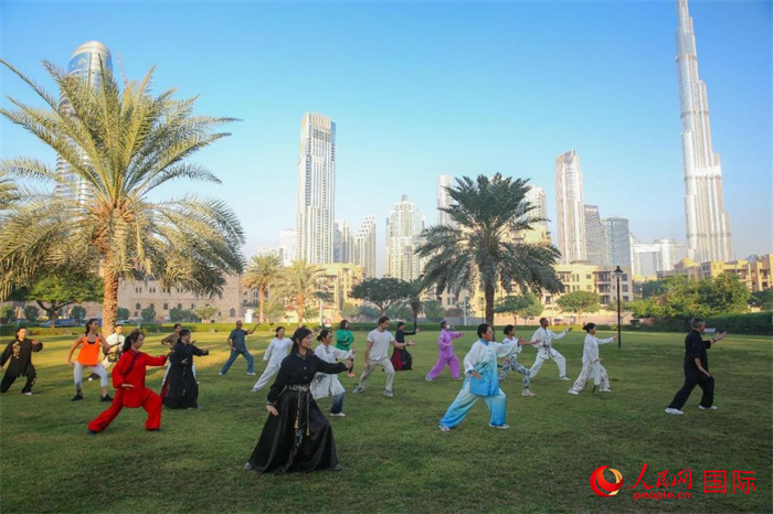 迪拜民眾在練習(xí)太極拳。人民網(wǎng) 塔里克·易卜拉欣攝