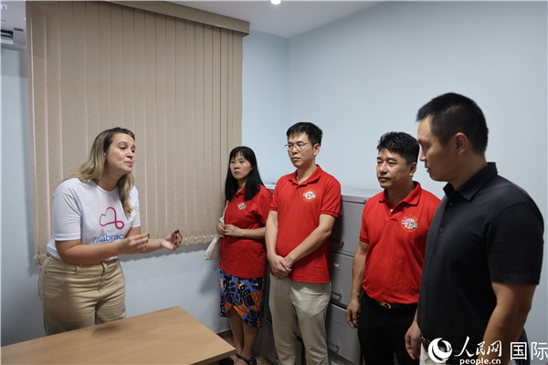 王尉育等人參觀并了解協(xié)會活動場所及設施。人民網(wǎng)記者 時元皓攝