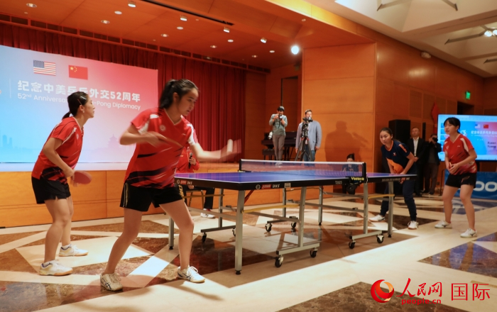 來自北京大學(xué)、美國弗吉尼亞大學(xué)的中美青年乒乓球運(yùn)動員進(jìn)行表演賽。人民網(wǎng)記者 李志偉攝