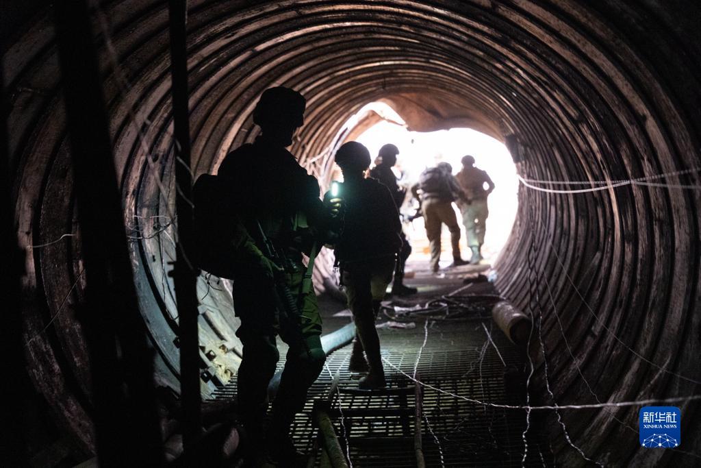 這張以色列國(guó)防軍12月17日發(fā)布的照片顯示，以軍地面部隊(duì)在加沙地帶發(fā)現(xiàn)一處大型地下隧道。新華社發(fā)
