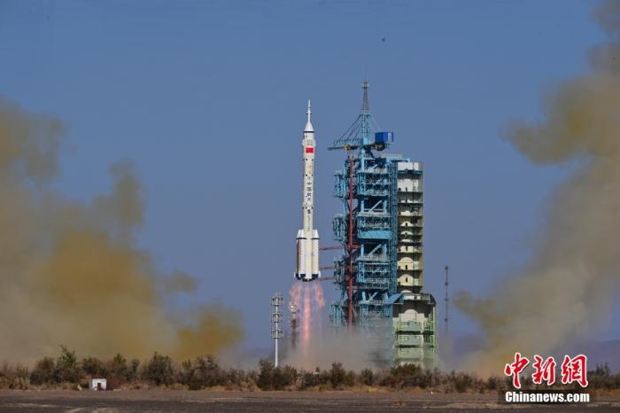 資料圖：北京時間2023年10月26日11時14分，搭載神舟十七號載人飛船的長征二號F遙十七運載火箭在酒泉衛(wèi)星發(fā)射中心點火發(fā)射。汪江波 攝