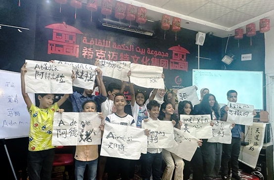 學(xué)著用中文書寫自己姓名的埃及兒童們。埃及希克邁特文化集團供圖