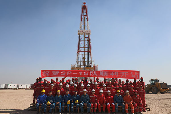 12月25日，中石化國工科威特分公司SINOPEC-16隊在科威特北部油區(qū)順利開鉆。中石化供圖