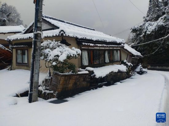 這是1月8日拍攝的日本能登半島地震災(zāi)區(qū)珠洲市的街景。