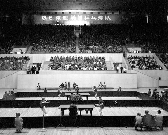 圖為1971年4月13日，中華全國體育總會舉行歡迎儀式，歡迎前來中國進(jìn)行訪問的美國乒乓球代表團(tuán)。中美兩國乒乓球運動員在北京首都體育館進(jìn)行了友誼比賽。新華社發(fā)