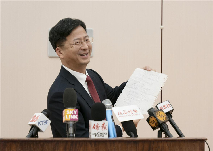 張建敏總領(lǐng)事向媒體展示領(lǐng)區(qū)小學(xué)生來(lái)信。中國(guó)駐舊金山總領(lǐng)館供圖
