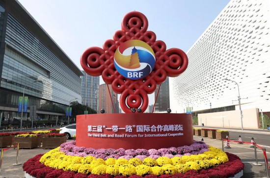 這是2023年10月17日在北京國(guó)家會(huì)議中心附近拍攝的“一帶一路”國(guó)際合作高峰論壇景觀布置。新華社記者 陳斌 攝