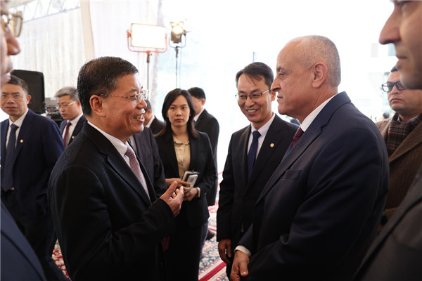 李永明同埃及住房部副部長會談交流。主辦方供圖