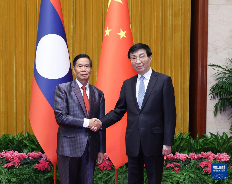 1月22日，中共中央政治局常委、全國政協(xié)主席王滬寧在北京會見老撾人民革命黨中央政治局委員、建國陣線中央委員會主席辛拉馮。新華社記者 王曄 攝
