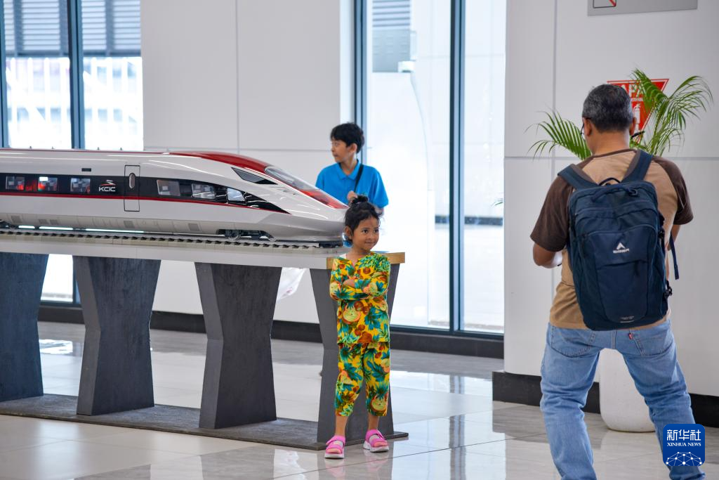 1月24日，在印度尼西亞雅加達(dá)哈利姆站候車大廳，一名小朋友和雅萬(wàn)高鐵高速動(dòng)車組模型合影。新華社記者 徐欽 攝