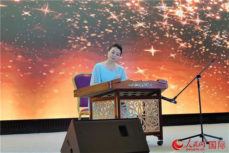 揚(yáng)琴演奏家劉艮演奏《夢(mèng)中的婚禮》。人民網(wǎng)記者 于宏建攝