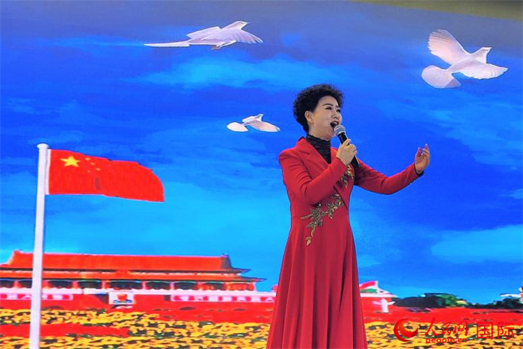 女高音歌唱家、國(guó)家一級(jí)演員江如虹演唱《我愛(ài)你中國(guó)》。人民網(wǎng)記者 于宏建攝