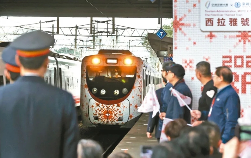 圖為彩繪列車(chē)“SIRAYA西拉雅號(hào)”。圖片來(lái)源：臺(tái)灣《聯(lián)合報(bào)》侯永全攝