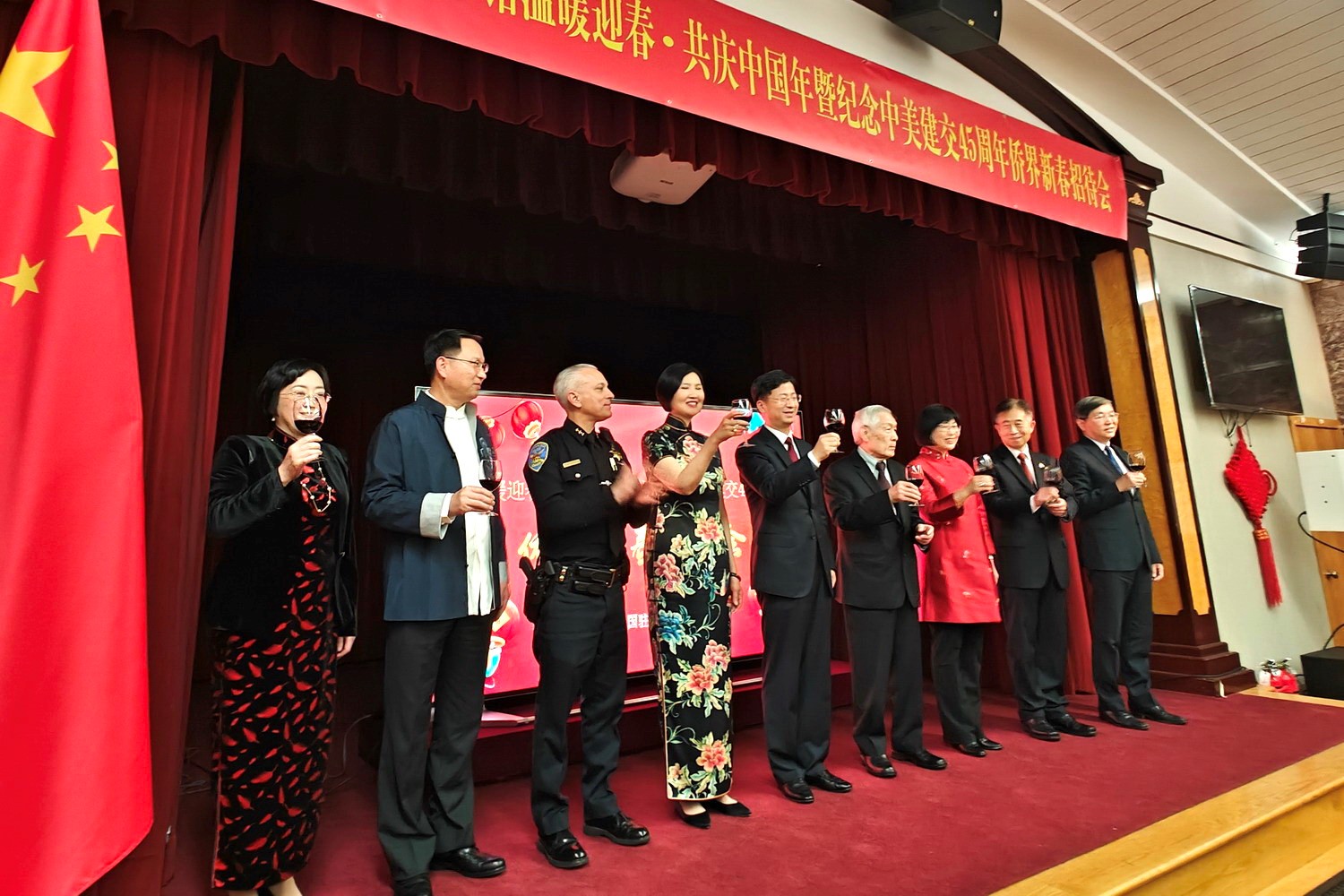 僑胞代表與駐舊金山總領(lǐng)館官員合影。主辦方供圖