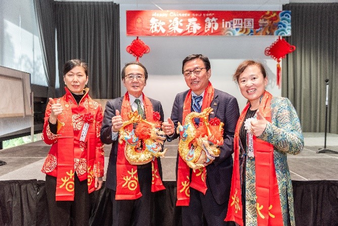 向池田知事、大西市長贈送“歡樂春節(jié)“吉祥龍。從左到右為魏有美副總領(lǐng)事、池田豊人知事、大西秀人市長、馬曉琛主任。中國駐大阪旅游辦事處供圖