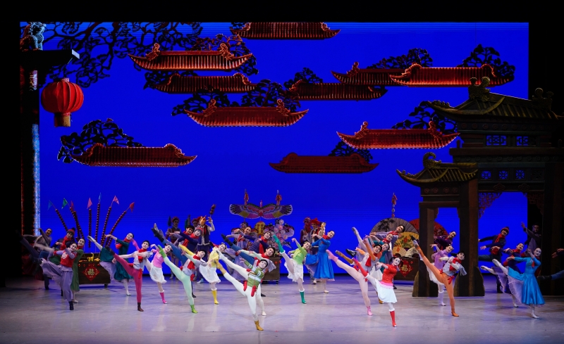1月26日晚，中央芭蕾舞團(tuán)賀歲芭蕾舞劇《過(guò)年》作為開幕演出，亮相阿布扎比國(guó)際藝術(shù)節(jié)，圖為劇照。中央芭蕾舞團(tuán)供圖