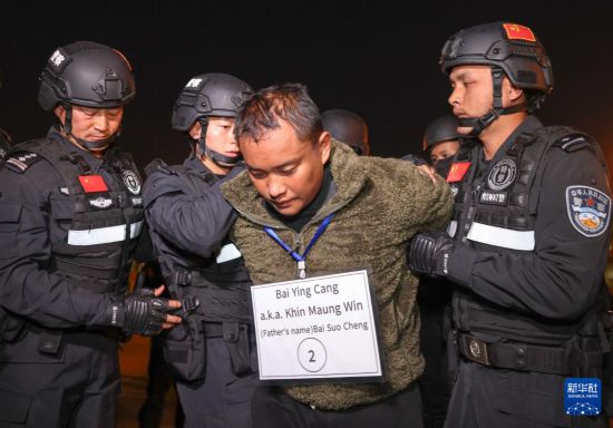 1月30日，在緬甸內(nèi)比都國際機場，緬甸警方依法向我公安機關(guān)移交緬北重大犯罪嫌疑人白應(yīng)蒼。新華社記者 殷剛 攝