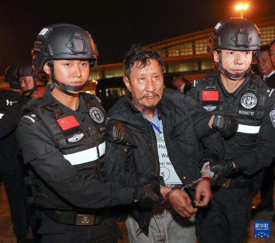 1月30日，在緬甸內(nèi)比都國際機場，緬甸警方依法向我公安機關(guān)移交緬北重大犯罪嫌疑人魏懷仁。新華社記者 殷剛 攝